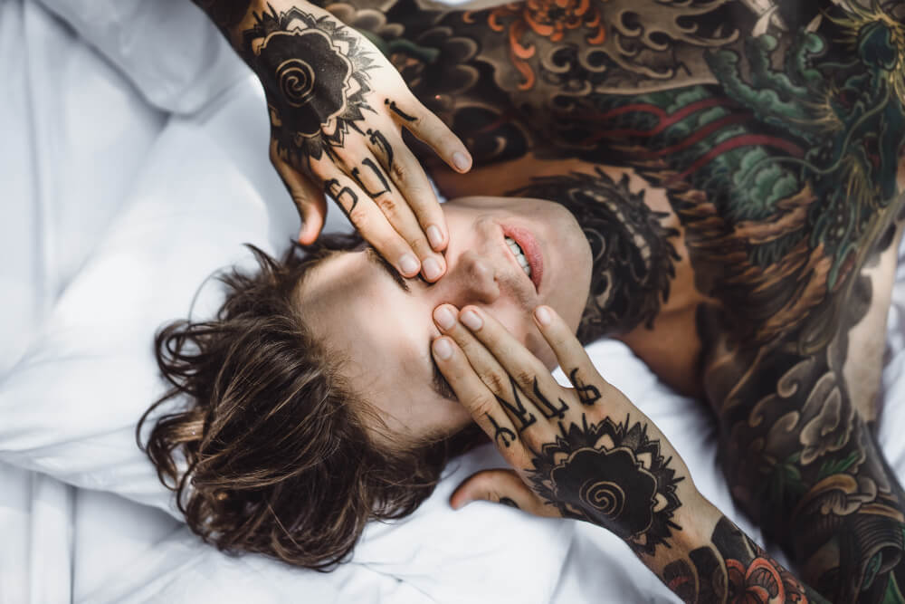 tatuajes en cuello manos y cara